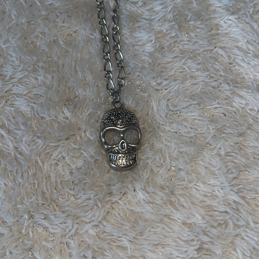 silver skull necklace